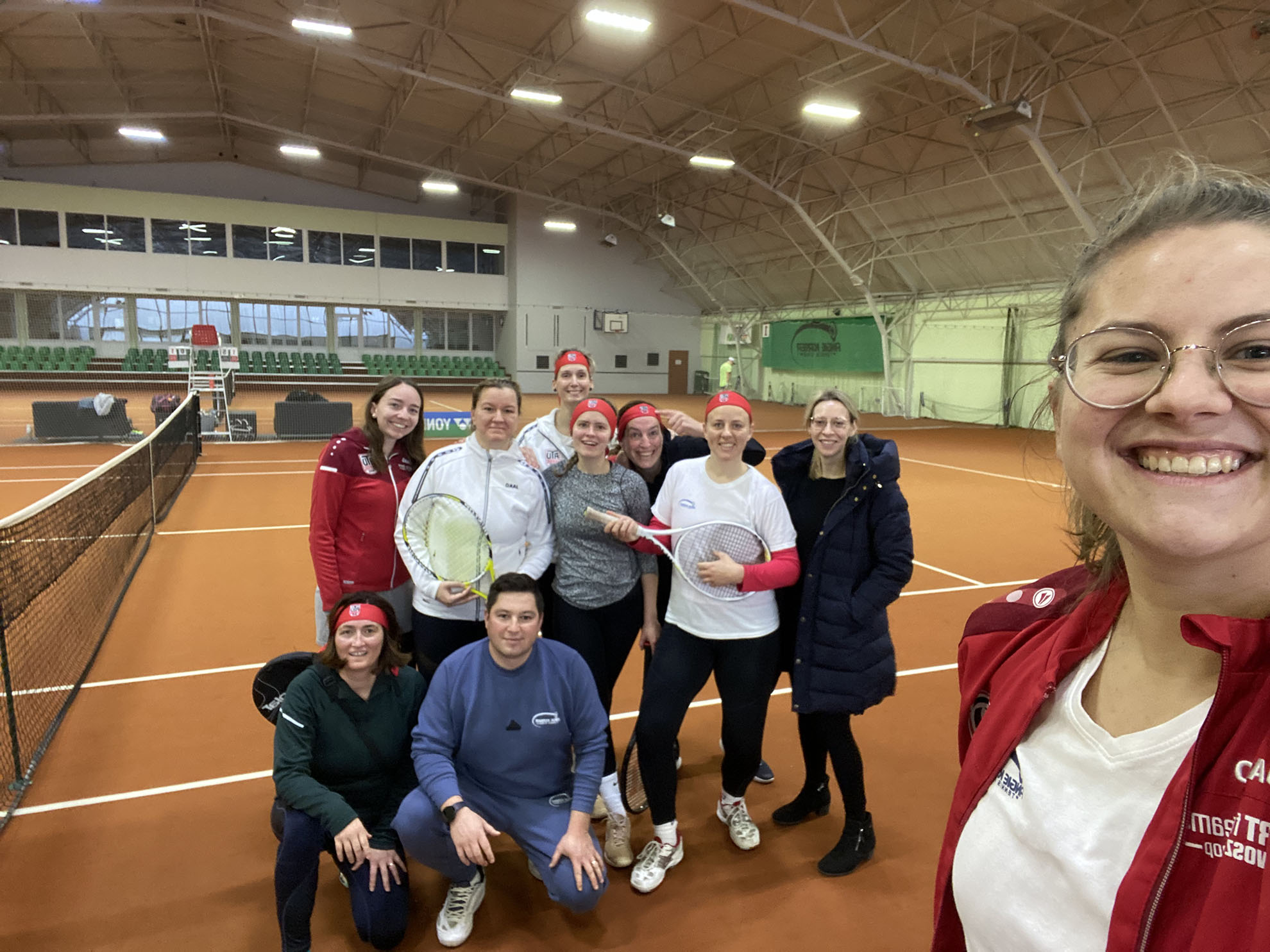 Blutsuppe, Kirschlikör und Retterspitz: ATV-Tennisdamen positiv auf „Teambildung“ getestet – Trainingscamp in Angie-Academy wird zur „Droge“